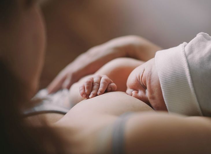 Mama karmi piersią seks
